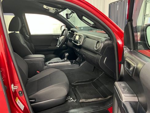 Used 2017 Toyota Tacoma TRD Off-Road w/ Tow Package AWD/4WD image 11
