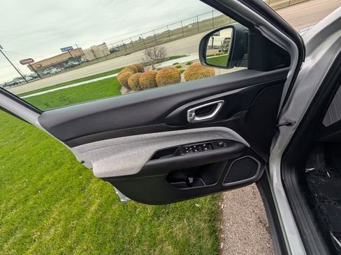 Used 2024 Jeep Compass Latitude image 14