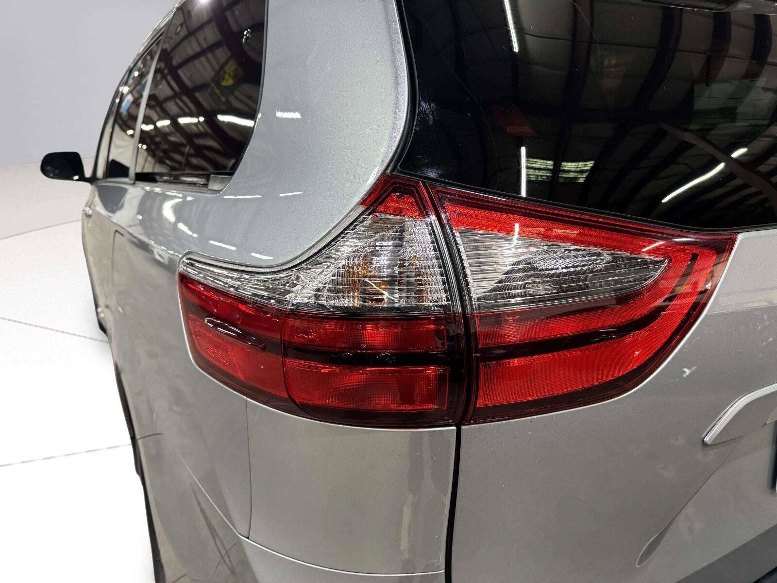 Used 2020 Toyota Sienna XLE Premium FWD image 12