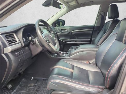 Certified 2019 Toyota Highlander SE FWD image 13