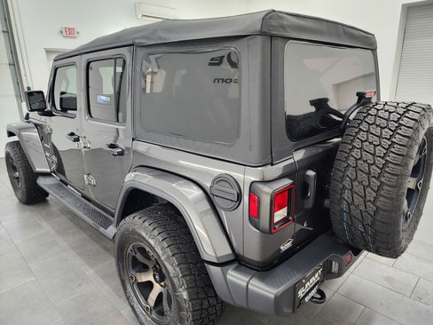 Used 2018 Jeep Wrangler Unlimited Sahara image 5