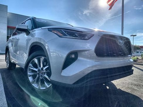 Used 2020 Toyota Highlander Limited AWD/4WD image 2