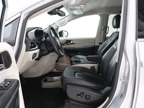 Used 2024 Chrysler Pacifica Touring-L FWD image 17