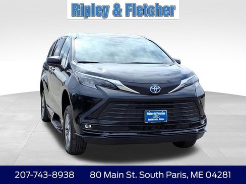 Used 2025 Toyota Sienna XLE FWD image 3