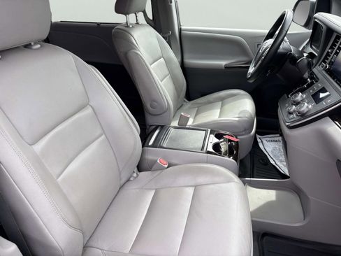 Used 2019 Toyota Sienna XLE w/ XLE Navigation Package image 20