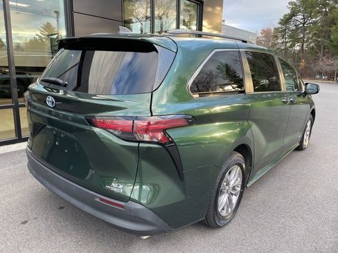 Used 2021 Toyota Sienna XLE image 6