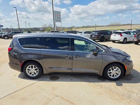 Used 2023 Chrysler Pacifica Touring-L FWD image 9