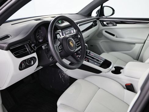 Certified 2026 Porsche Macan AWD/4WD image 4