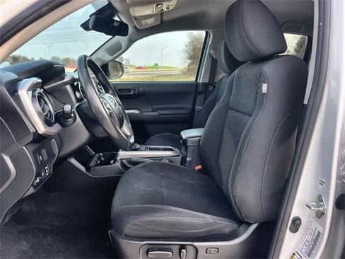 Used 2021 Toyota Tacoma SR5 w/ Trail Edition image 11