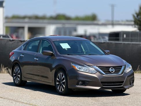 Used 2017 Nissan Altima 2.5 SV FWD image 1