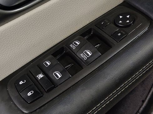 Used 2023 Chrysler Pacifica Touring-L FWD image 27