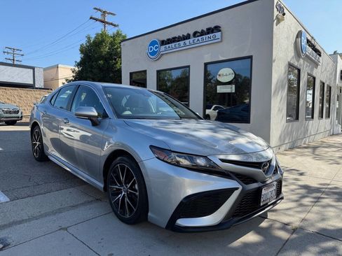 Used 2023 Toyota Camry SE image 2