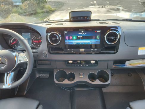 Used 2025 Mercedes-Benz Sprinter 2500 image 43