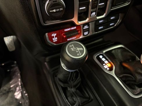 Used 2025 Jeep Wrangler Unlimited Rubicon AWD/4WD image 28