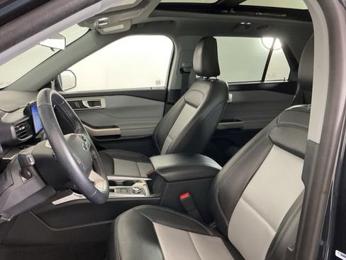 Used 2022 Ford Explorer XLT w/ Equipment Group 202A AWD/4WD image 15