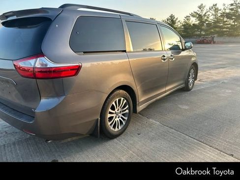 Certified 2018 Toyota Sienna XLE w/ XLE Navigation Package FWD image 5
