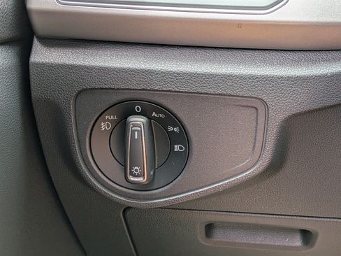 Used 2018 Volkswagen Atlas SE FWD image 25