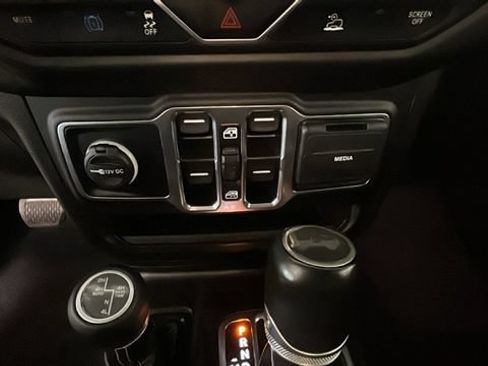 Used 2023 Jeep Wrangler Unlimited Sahara AWD/4WD image 21