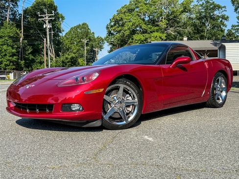Used 2008 Chevrolet Corvette Coupe w/ Z51 Performance Package RWD image 2