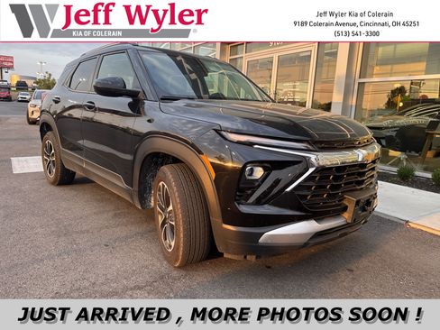 Used 2025 Chevrolet TrailBlazer LT AWD/4WD image 1