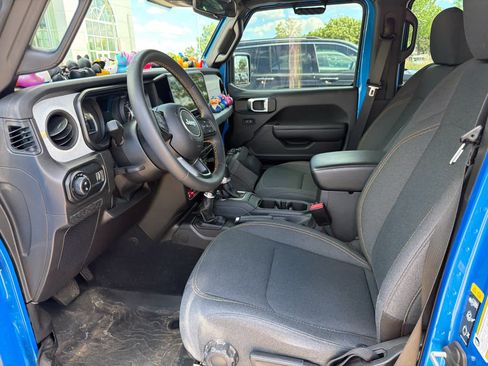 Used 2024 Jeep Gladiator Sport AWD/4WD image 8
