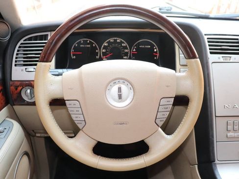Used 2006 Lincoln Navigator Luxury RWD image 20