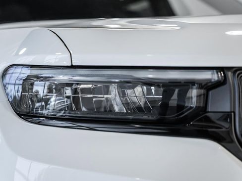 New 2025 Jeep Grand Cherokee Altitude image 12