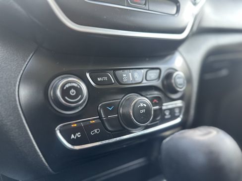 Used 2020 Jeep Cherokee Latitude FWD image 26