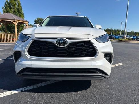 Used 2023 Toyota Highlander L FWD image 3