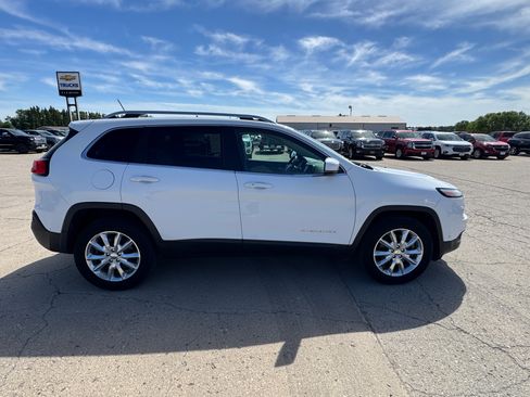 Used 2015 Jeep Cherokee Limited w/ Luxury Group AWD/4WD image 2