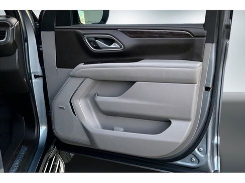 Used 2022 Chevrolet Suburban LT w/ Luxury Package image 25