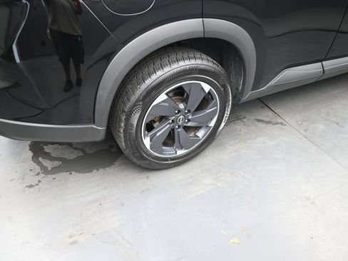 Used 2025 Nissan Rogue SV FWD image 11