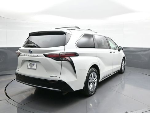 Certified 2025 Toyota Sienna Limited image 6