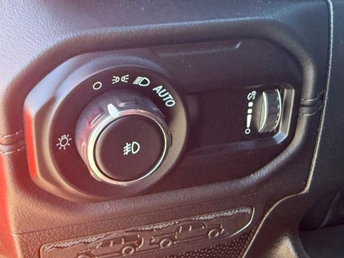 Used 2025 Jeep Wrangler Unlimited Rubicon image 22