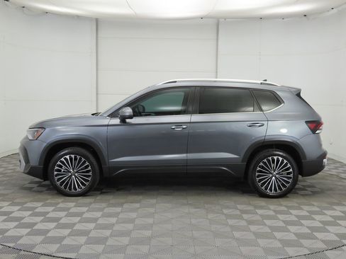 Used 2025 Volkswagen Taos SE w/ Panoramic Sunroof Package FWD image 8