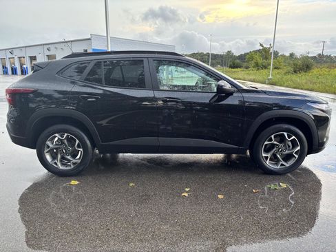 Used 2024 Chevrolet Trax LT w/ LT Convenience Package FWD image 4