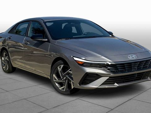 Used 2025 Hyundai Elantra SEL image 2