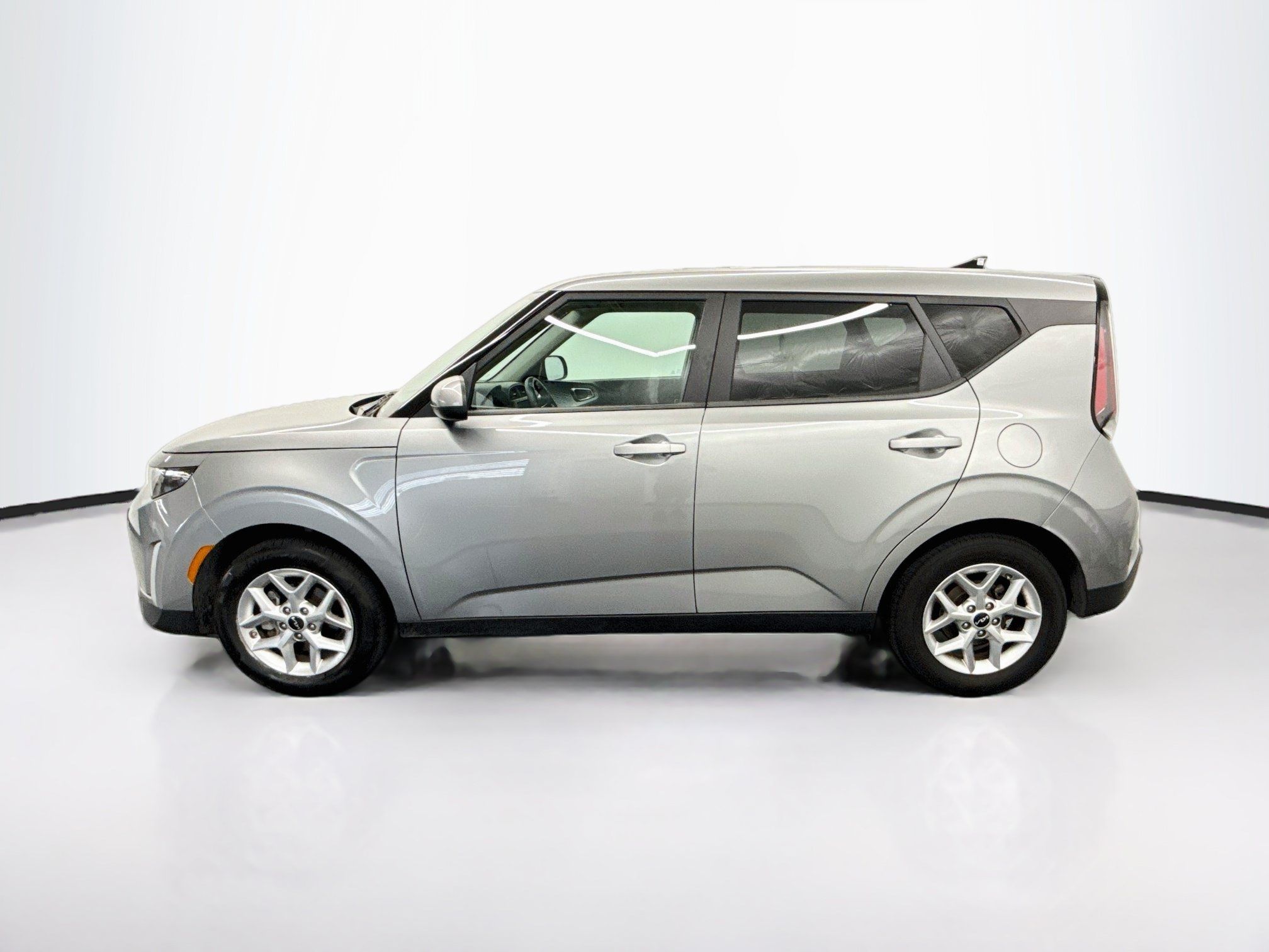 Used 2025 Kia Soul LX w/ LX Technology Package FWD image 4