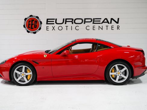 Used 2015 Ferrari California T RWD image 8