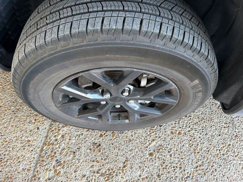 Used 2024 Jeep Grand Cherokee Altitude RWD image 2
