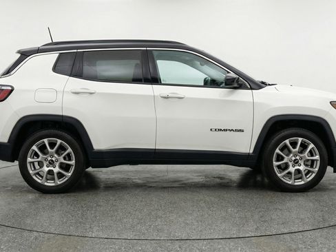 Used 2025 Jeep Compass Limited image 11