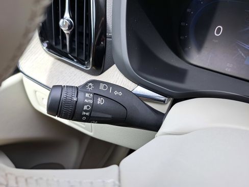 Used 2022 Volvo XC60 B5 Inscription w/ Climate Package image 20