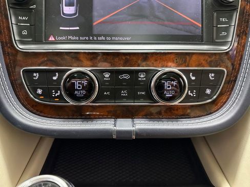 Used 2017 Bentley Bentayga image 39