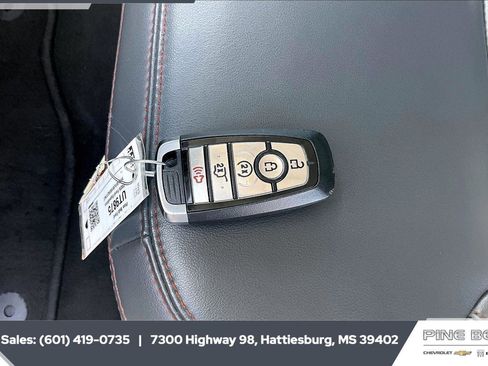 Used 2025 Ford Expedition Active AWD/4WD image 9