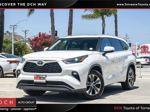 Used 2024 Toyota Highlander XLE FWD image 1
