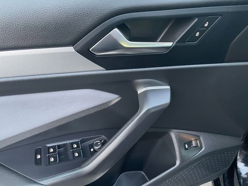 Used 2025 Volkswagen Jetta SE image 20