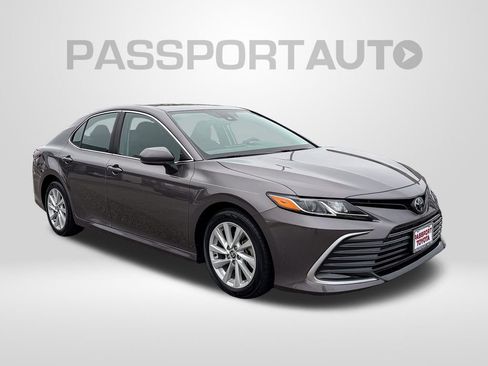 Used 2022 Toyota Camry LE image 10