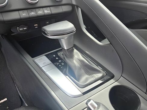 Used 2025 Hyundai Elantra SE w/ Cargo Package image 7