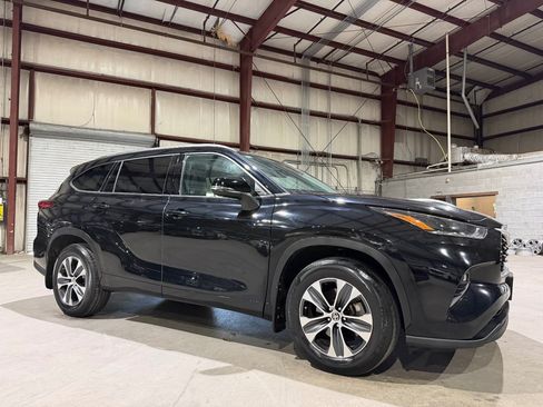 Used 2021 Toyota Highlander XLE AWD/4WD image 3