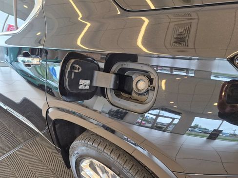 Used 2021 Chevrolet Traverse High Country AWD/4WD image 39